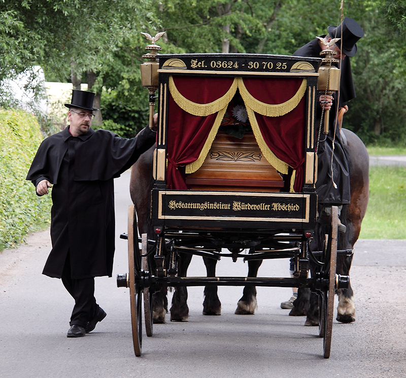 Bestattungen mit der Trauerkutsche in der Region Ohrdruf und Friedrichroda Die Bestattungskutsche wird von Herrn Trenker persönlich gefahren