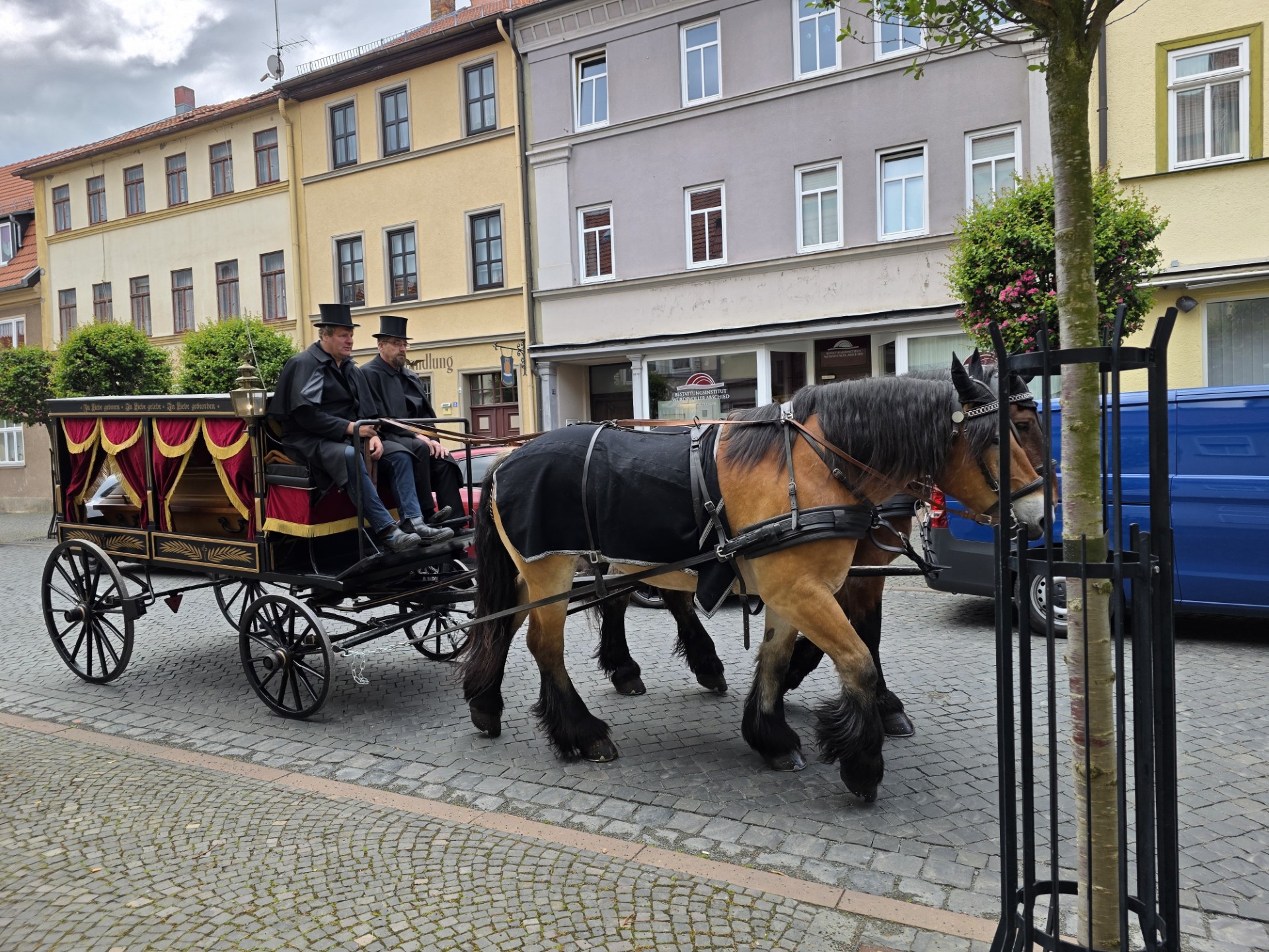 Die Trauerkutsche für einen würdevollen Abschied Individuelle Bestattungen mit der Trauerkutsche