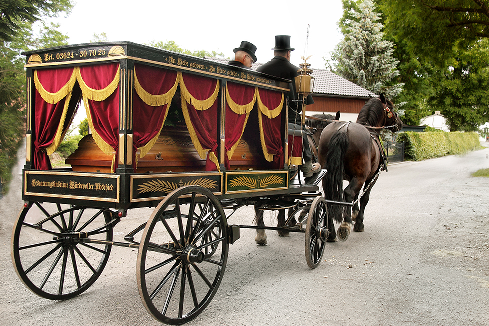 Die Trauerkutsche für einen würdevollen Abschied Individuelle Bestattungen mit der Trauerkutsche